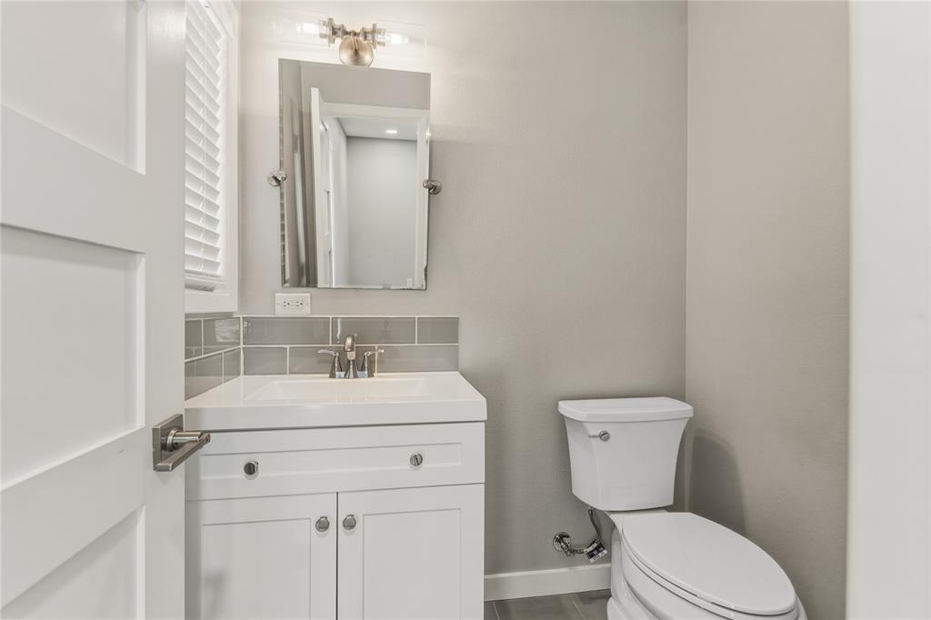 4600 Cedar Mountain Drive Waco, TX 76708 - Photo 28 of 40 a bathroom with a toilet sink and mirror