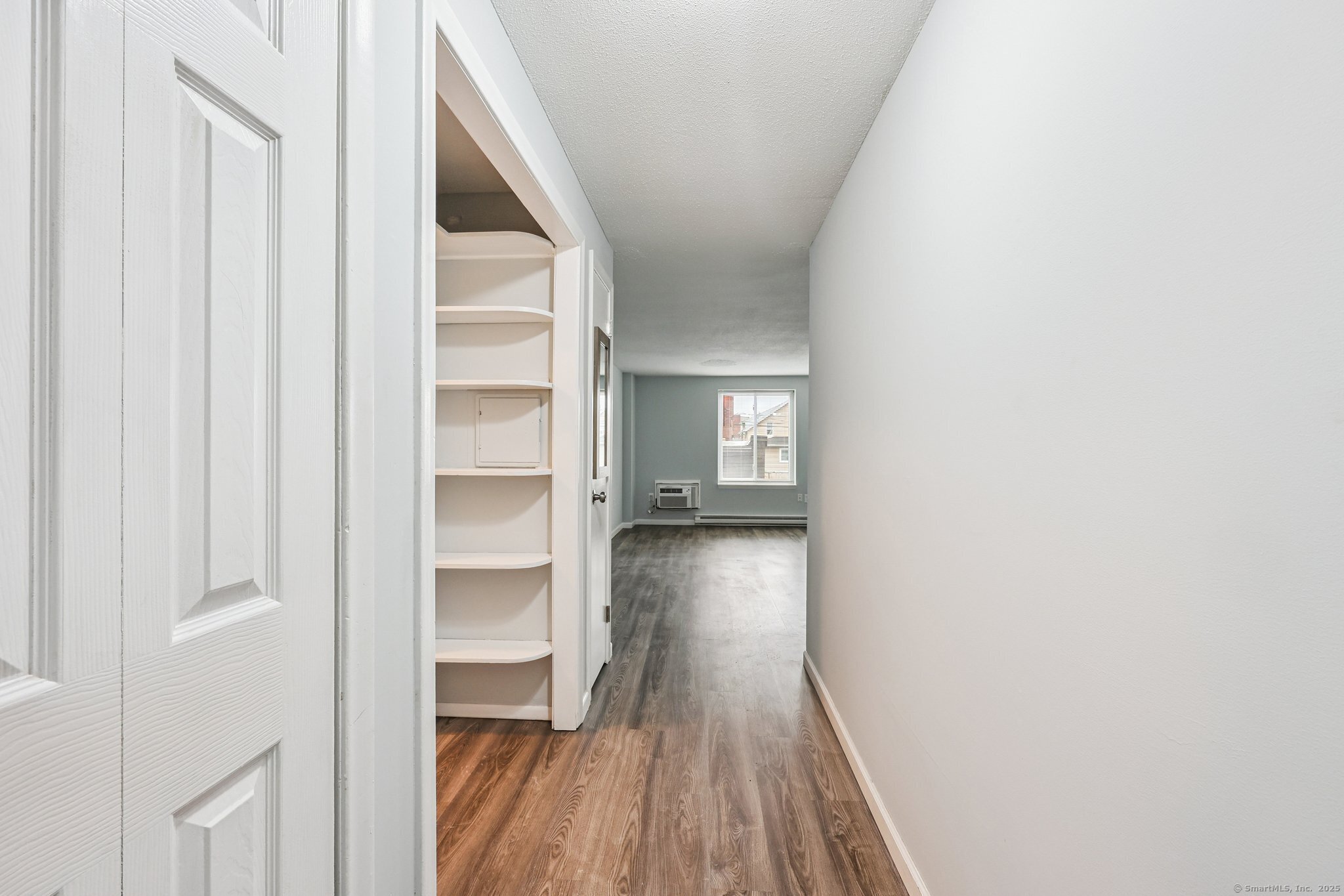 356 Franklin Avenue, Unit A4 Hartford, CT 06114 - Photo 7 of 21 a view of a hallway with wooden floor and entryway