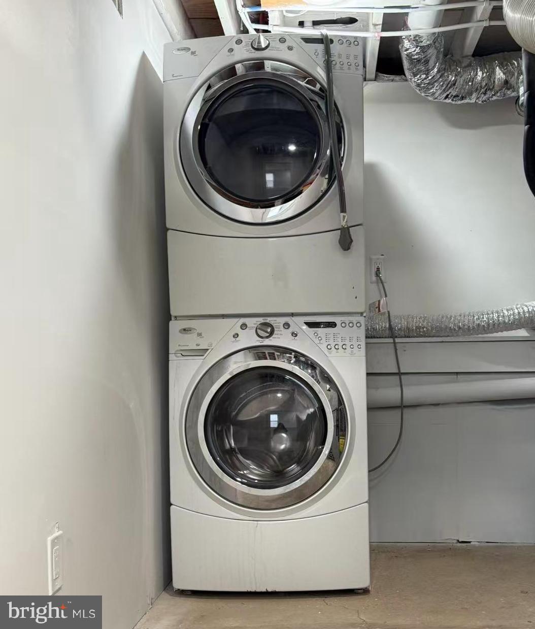 4529 Robin Road Newfield, NJ 08344 - Photo 36 of 39 a utility room with dryer and washer