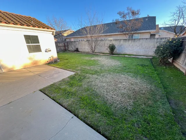 a view of a house with backyard