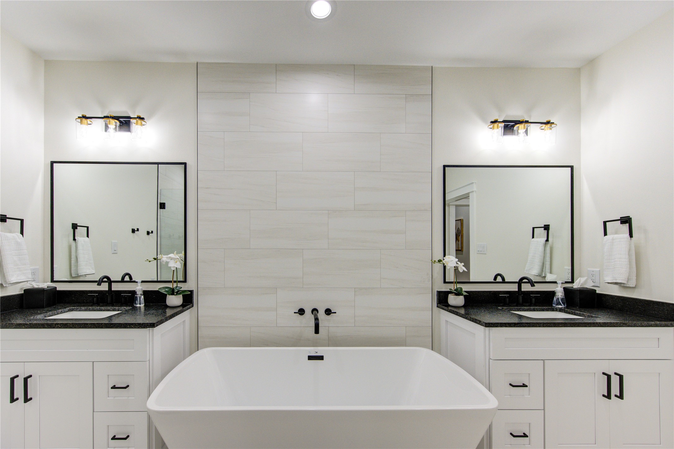 3406 Garapan Street, Unit A Houston, TX 77091 - Photo 38 of 44 a bathroom with a bathtub and a sink