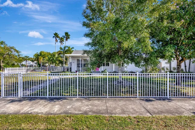 a view of a house with backyard and garden