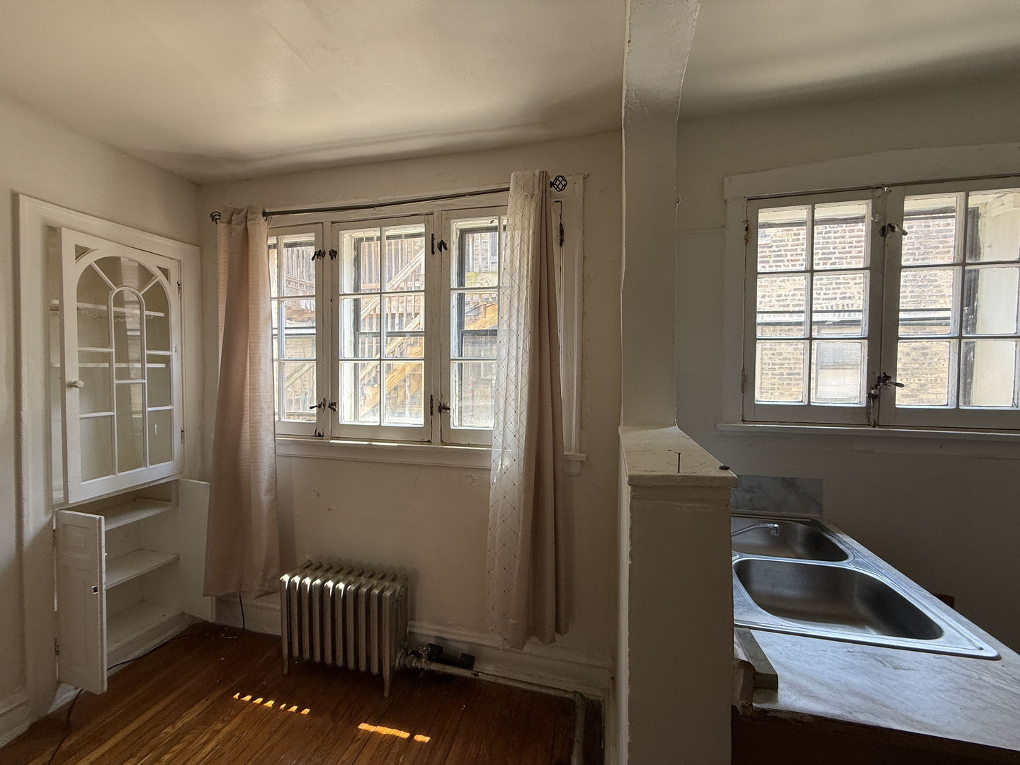 7415 North Damen Avenue, Unit 2E Chicago, IL 60645 - Photo 4 of 8 a room with windows