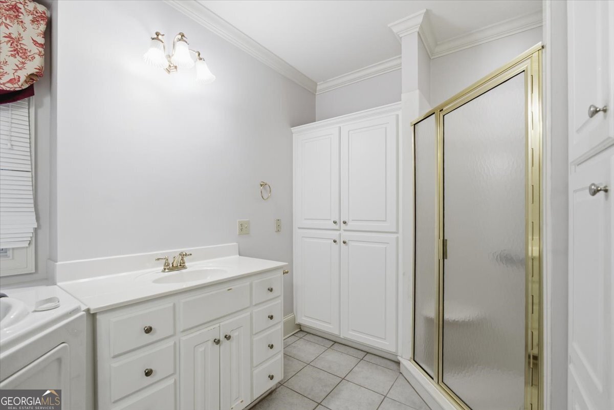 2040 Wynbrooke Place Madison, GA 30650 - Photo 14 of 60 a bathroom with a double vanity sink and mirror