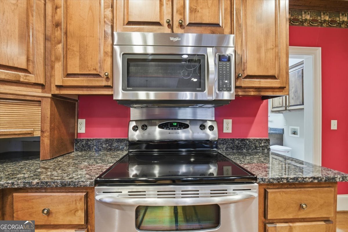 2040 Wynbrooke Place Madison, GA 30650 - Photo 22 of 60 a stove top oven sitting inside of a kitchen