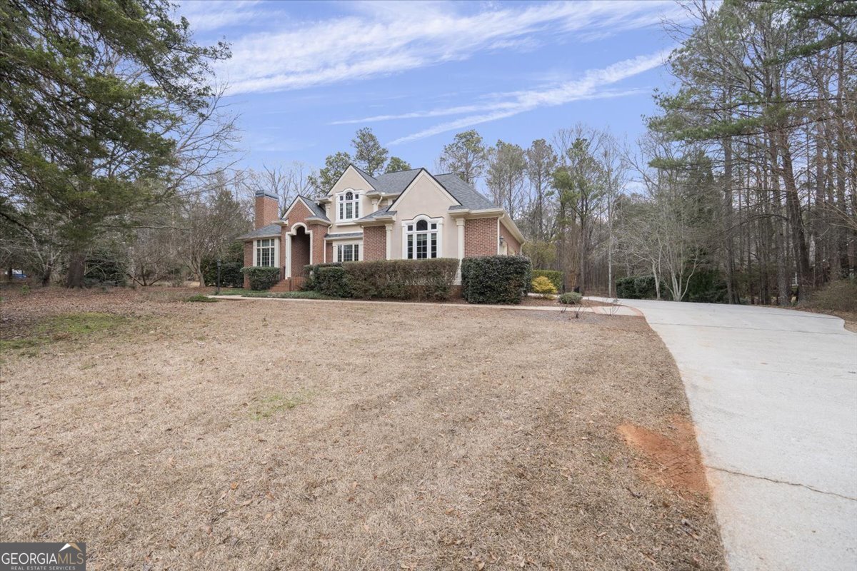 2040 Wynbrooke Place Madison, GA 30650 - Photo 47 of 60 a view of a white house with a yard
