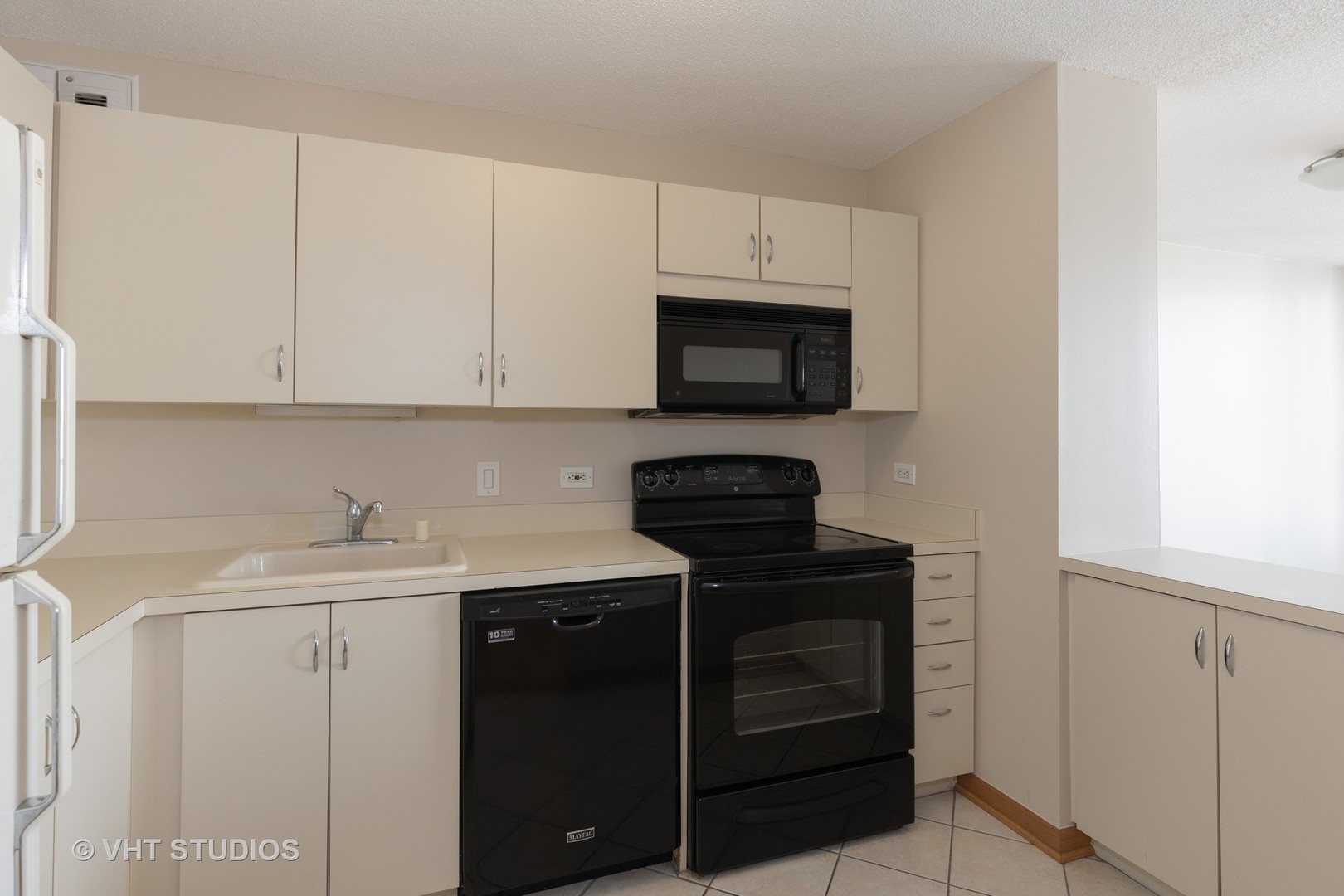 405 North Wabash Avenue, Unit 1701 Chicago, IL 60611 - Photo 4 of 13 a kitchen with a sink and cabinets