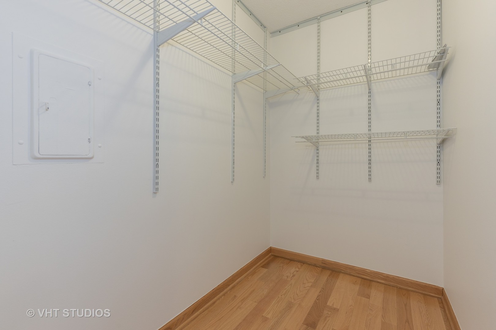 405 North Wabash Avenue, Unit 1701 Chicago, IL 60611 - Photo 6 of 13 a view of a small room