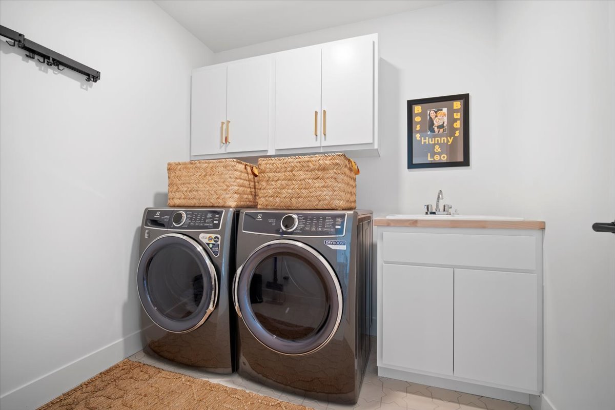 5305 Finlen Lane Bloomington, IL 61705 - Photo 23 of 42 a utility room with dryer and washer