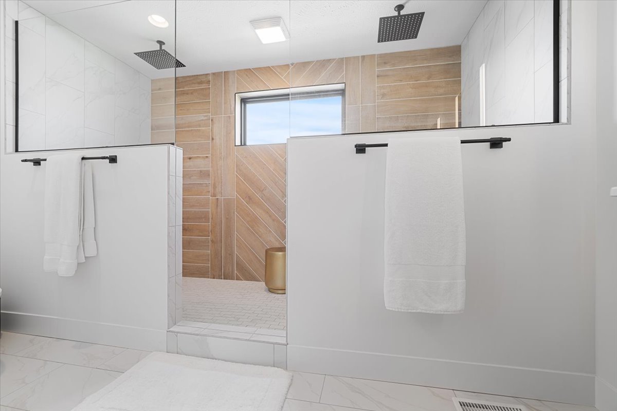 5305 Finlen Lane Bloomington, IL 61705 - Photo 27 of 42 a bathroom with a shower