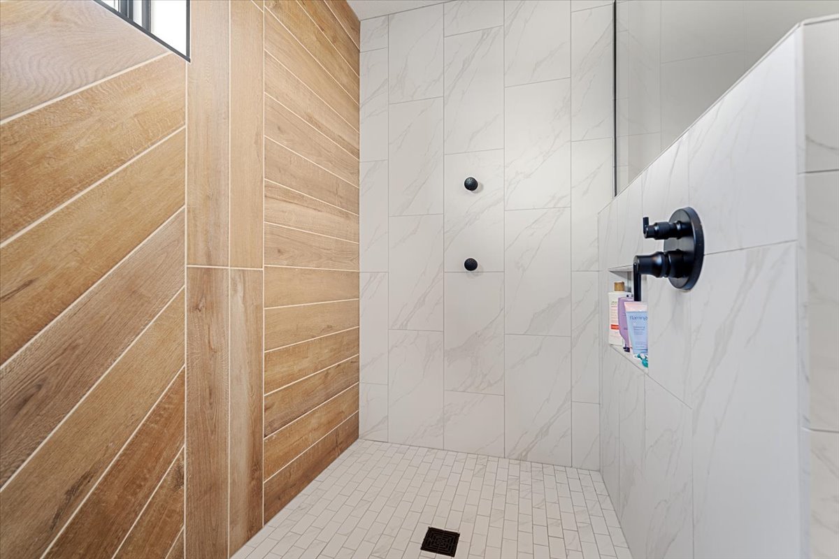 5305 Finlen Lane Bloomington, IL 61705 - Photo 29 of 42 a bathroom with a shower