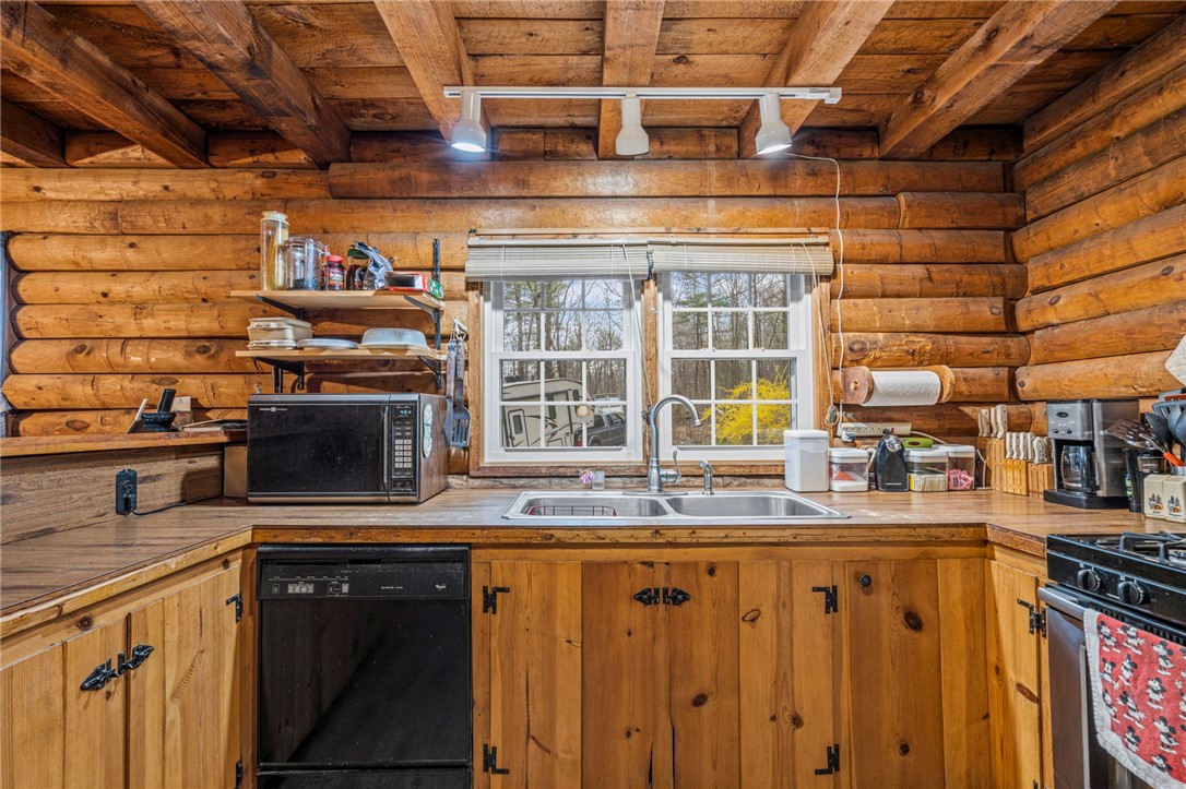 614 Round Top Road Burrillville, RI 02830 - Photo 4 of 33