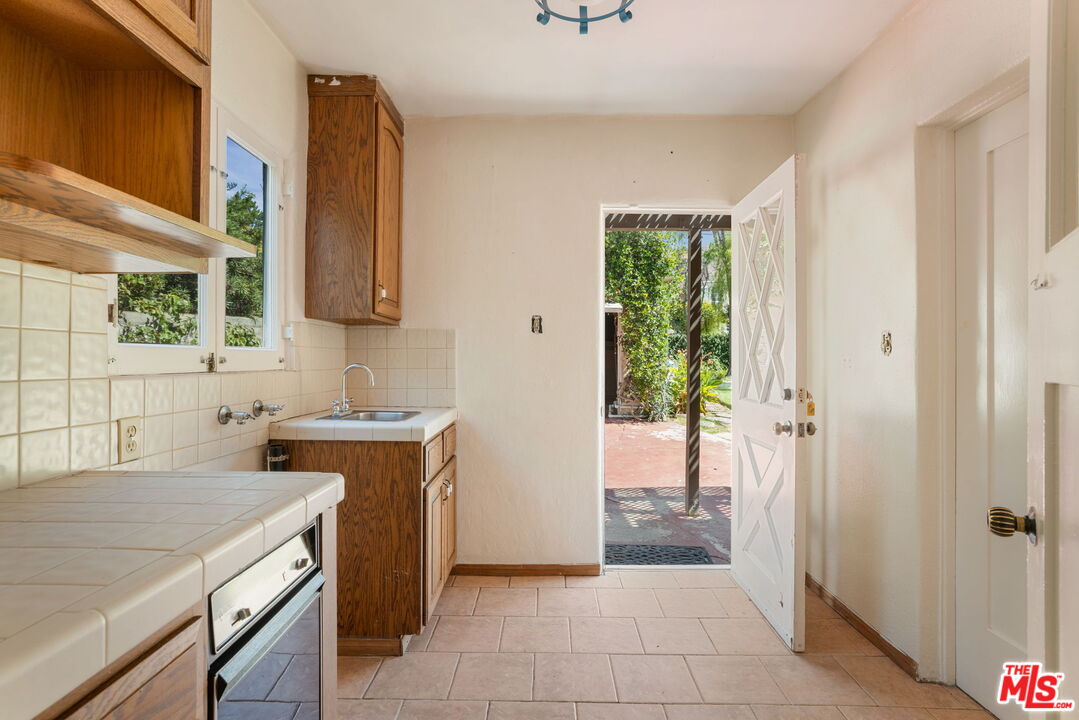 1007 Matilija Road Glendale, CA 91202 - Photo 9 of 21 Gallery Image 9
