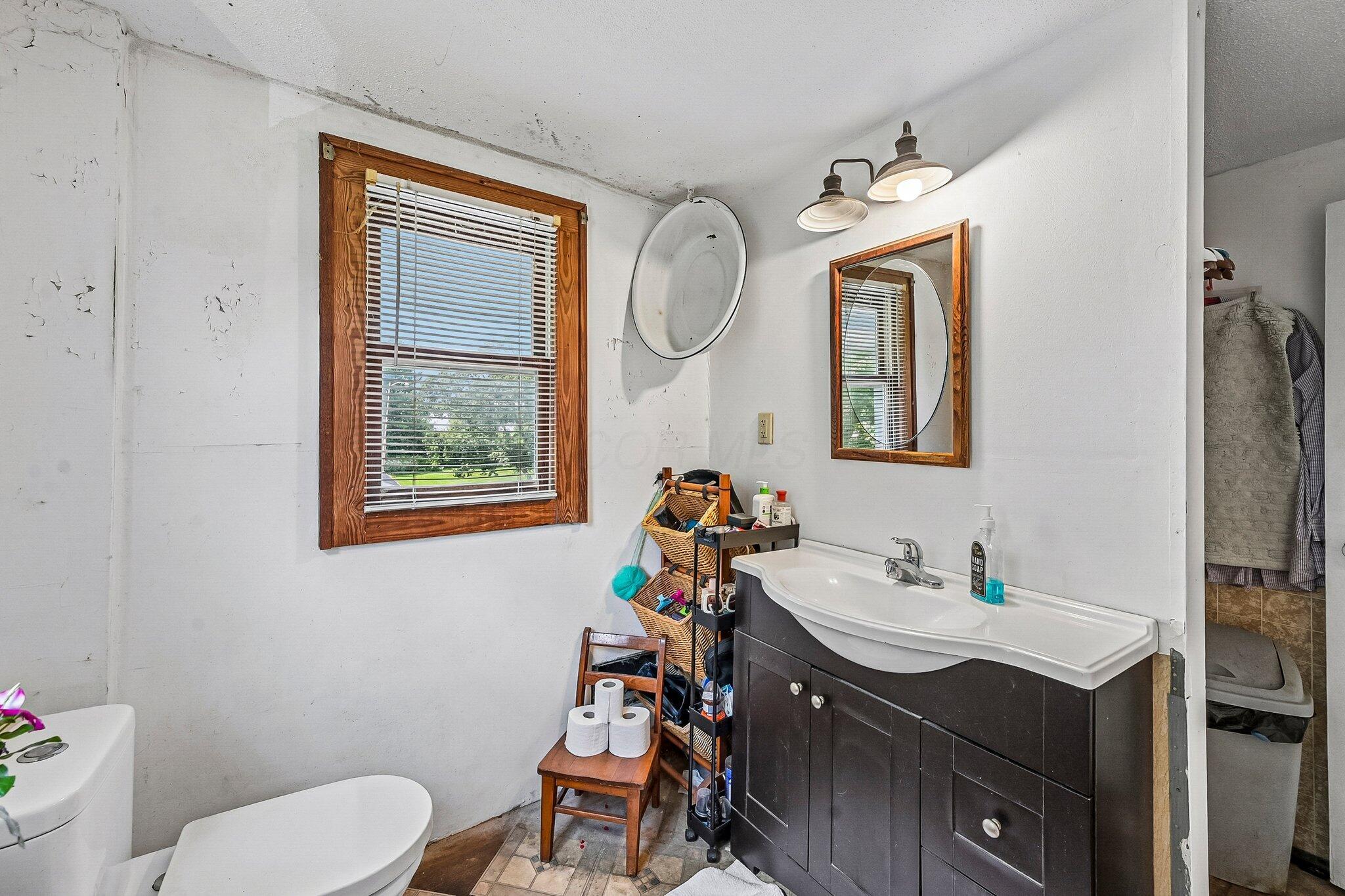 5995 Linworth Road Worthington, OH 43085 - Photo 23 of 38 35-web-or-mls-Linworth Rd-S1407-035