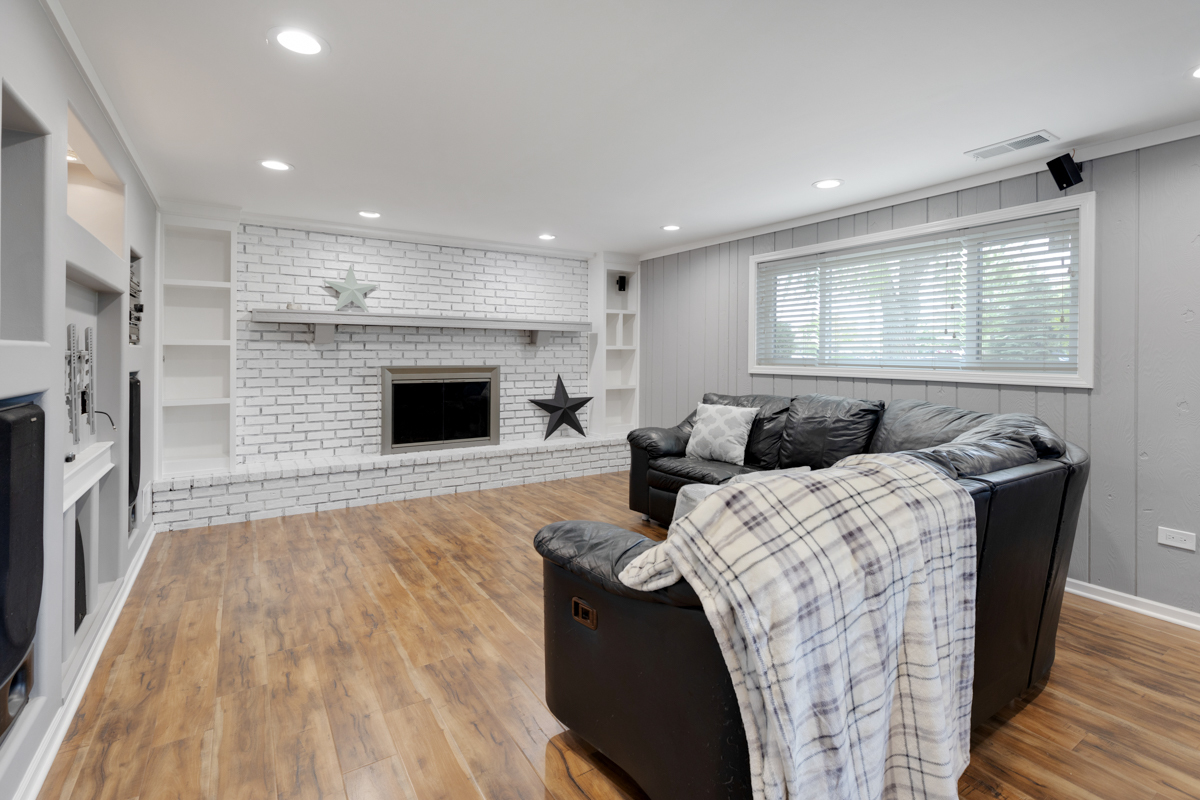 297 Mulberry Road Frankfort, IL 60423 - Photo 20 of 47 a living room with furniture and a fireplace