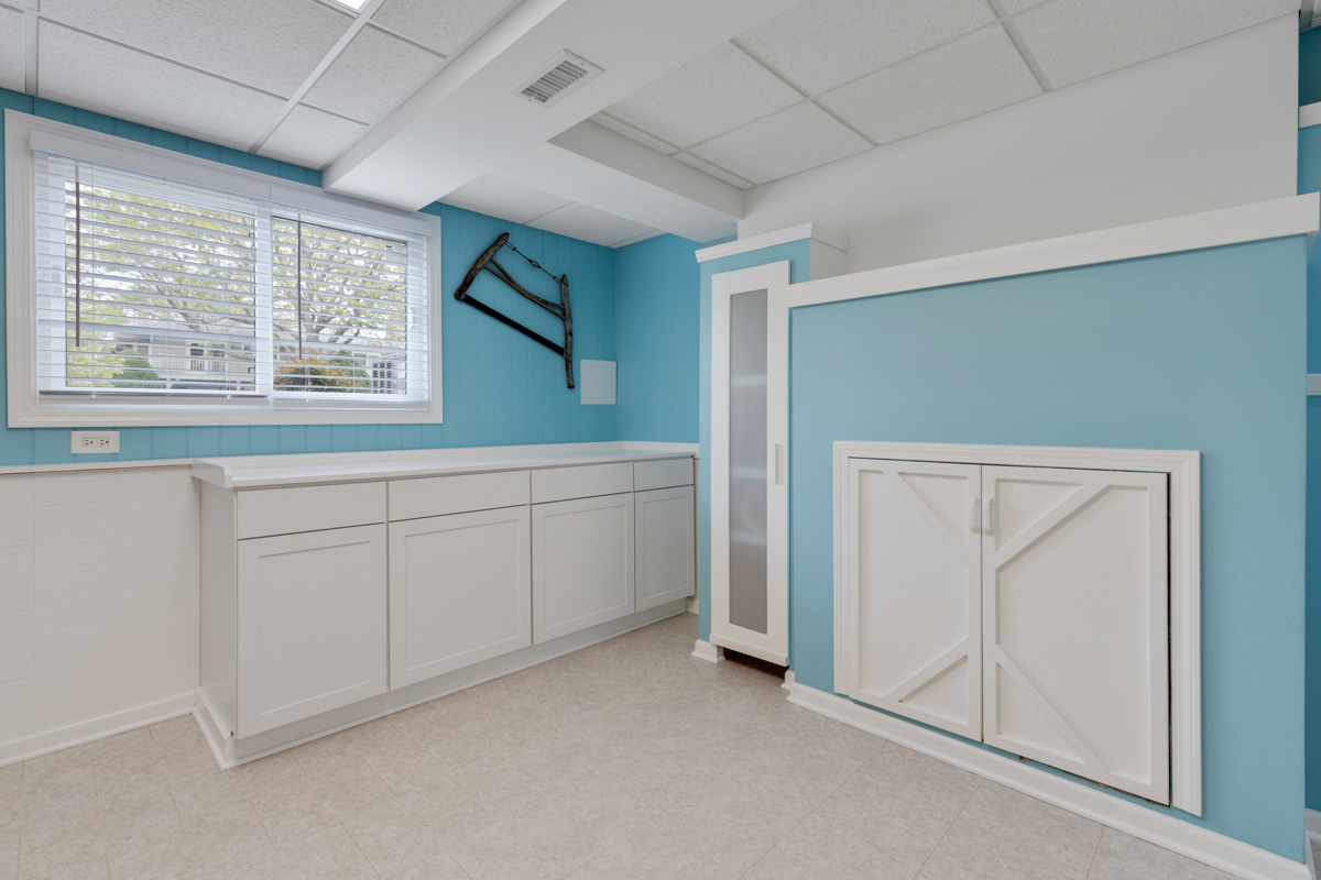 297 Mulberry Road Frankfort, IL 60423 - Photo 25 of 47 an empty room with windows