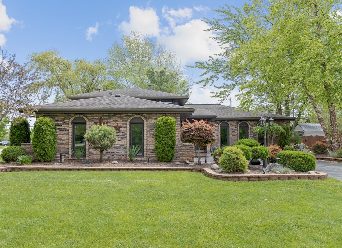 297 Mulberry Road Frankfort, IL 60423 - Photo 4 of 47 a front view of a house with garden