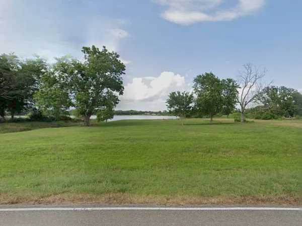 a view of yard with green space