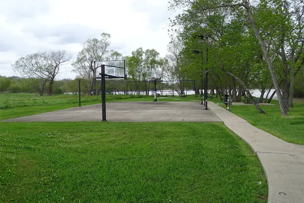 a view of yard with trees