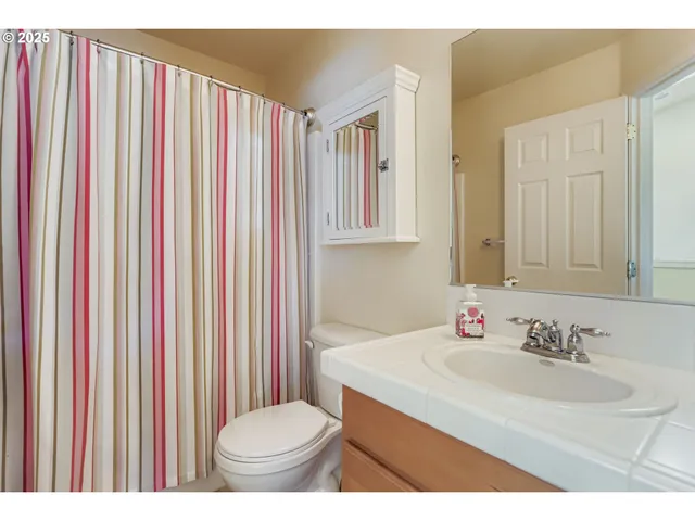 $699,900 | 14617 Southeast Thornapple Lane, Milwaukie, OR 97267