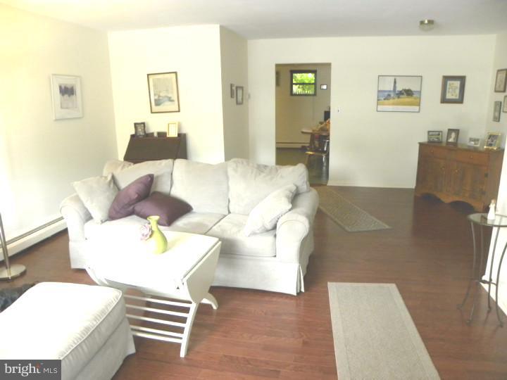 31 Bobbin Mill Road Media, PA 19063 - Photo 4 of 16 Living Room