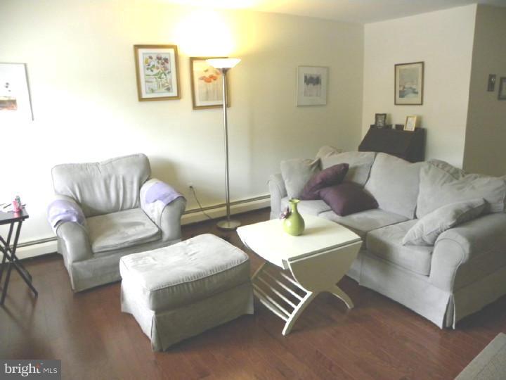 31 Bobbin Mill Road Media, PA 19063 - Photo 5 of 16 Living Room