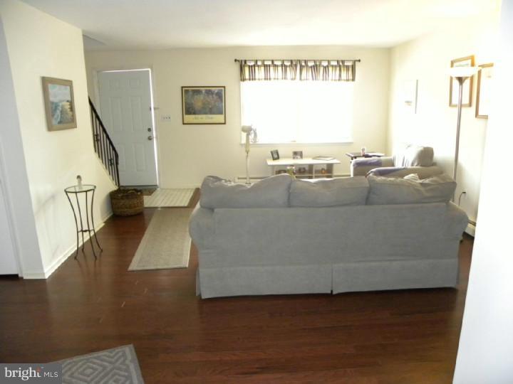 31 Bobbin Mill Road Media, PA 19063 - Photo 10 of 16 Living Room