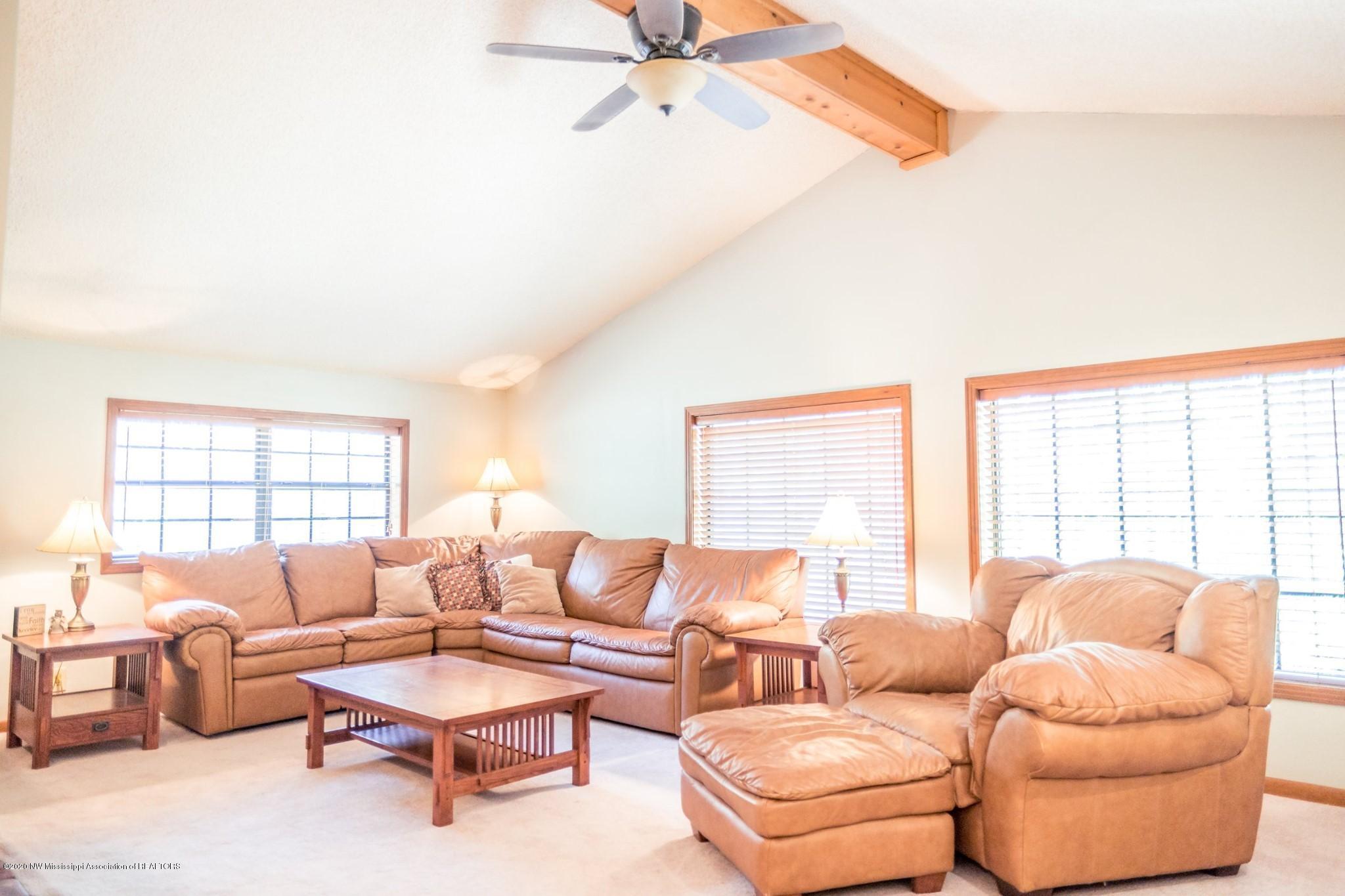 449 Strickland Road Byhalia, MS 38611 - Photo 13 of 45 Living1