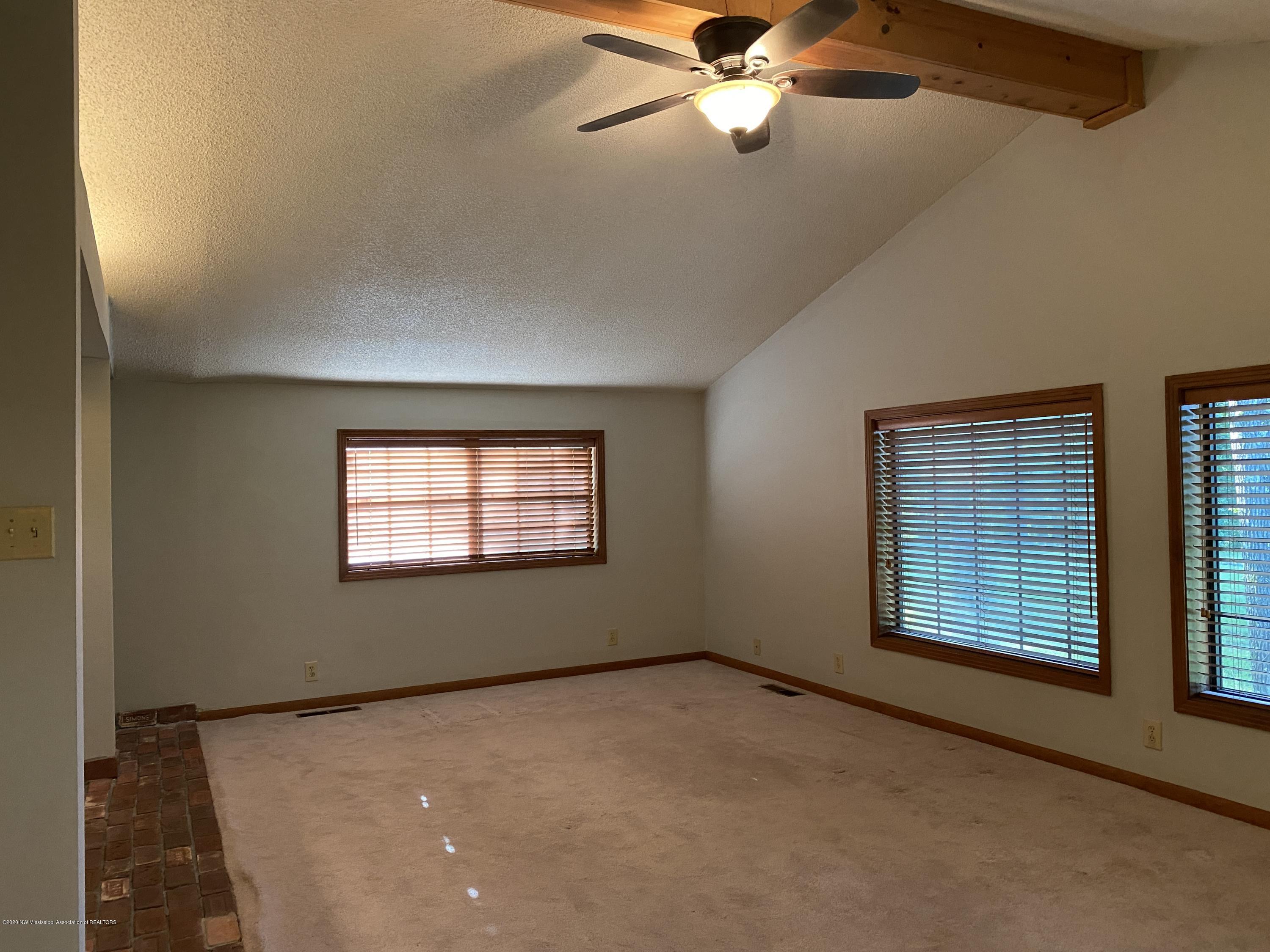 449 Strickland Road Byhalia, MS 38611 - Photo 14 of 45 Living Room