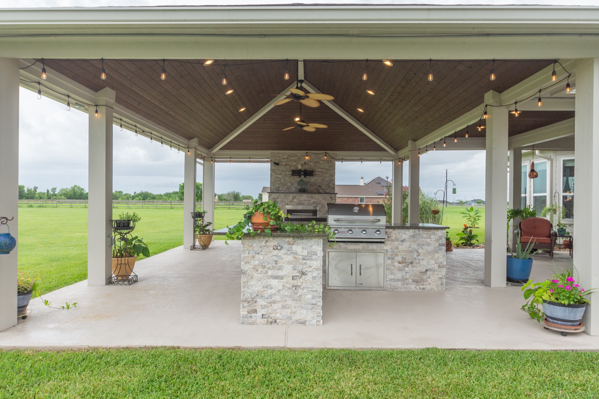 7818 Pebble Hill Lane Rosharon, TX 77583 - Photo 11 of 47 a living room with a garden