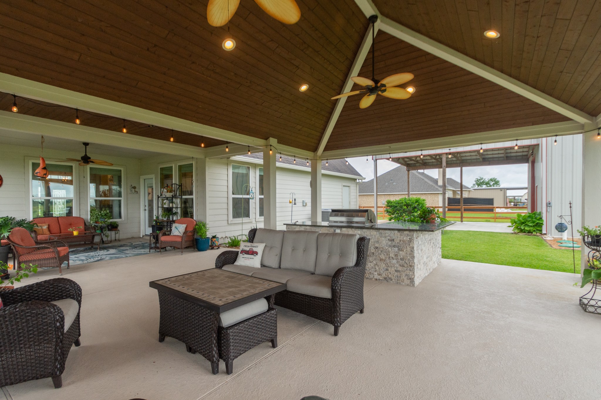 7818 Pebble Hill Lane Rosharon, TX 77583 - Photo 15 of 47 a living room with patio furniture and a garden