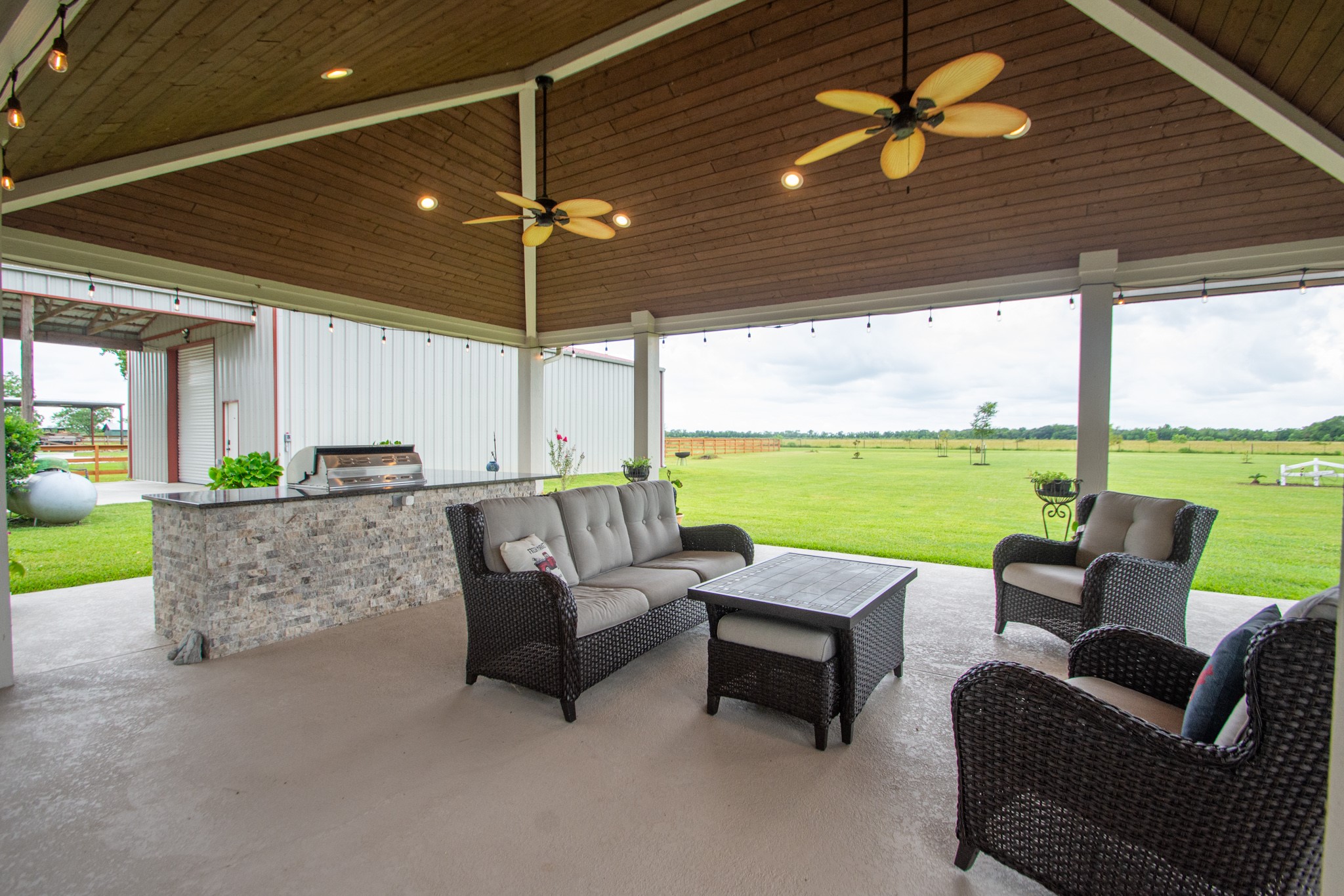 7818 Pebble Hill Lane Rosharon, TX 77583 - Photo 17 of 47 a outdoor living space with furniture and garden view