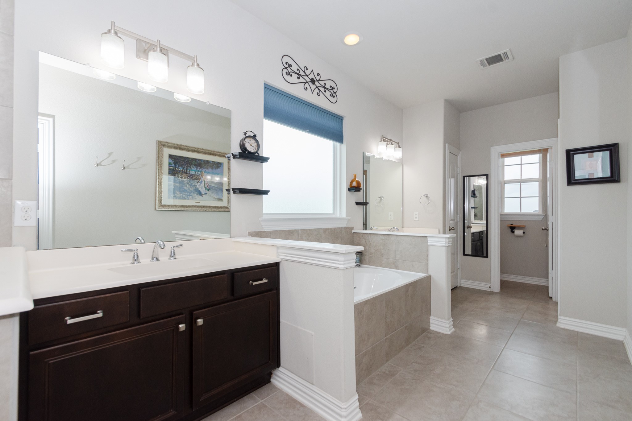 7818 Pebble Hill Lane Rosharon, TX 77583 - Photo 33 of 47 a spacious bathroom with a sink vanity and mirror