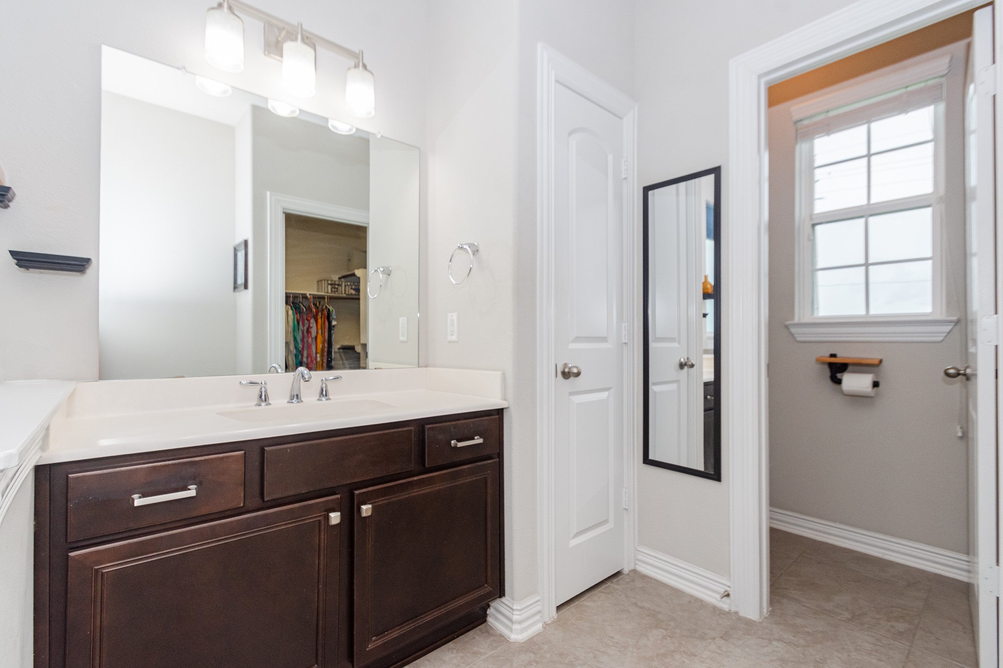 7818 Pebble Hill Lane Rosharon, TX 77583 - Photo 34 of 47 a bathroom with a sink and a mirror