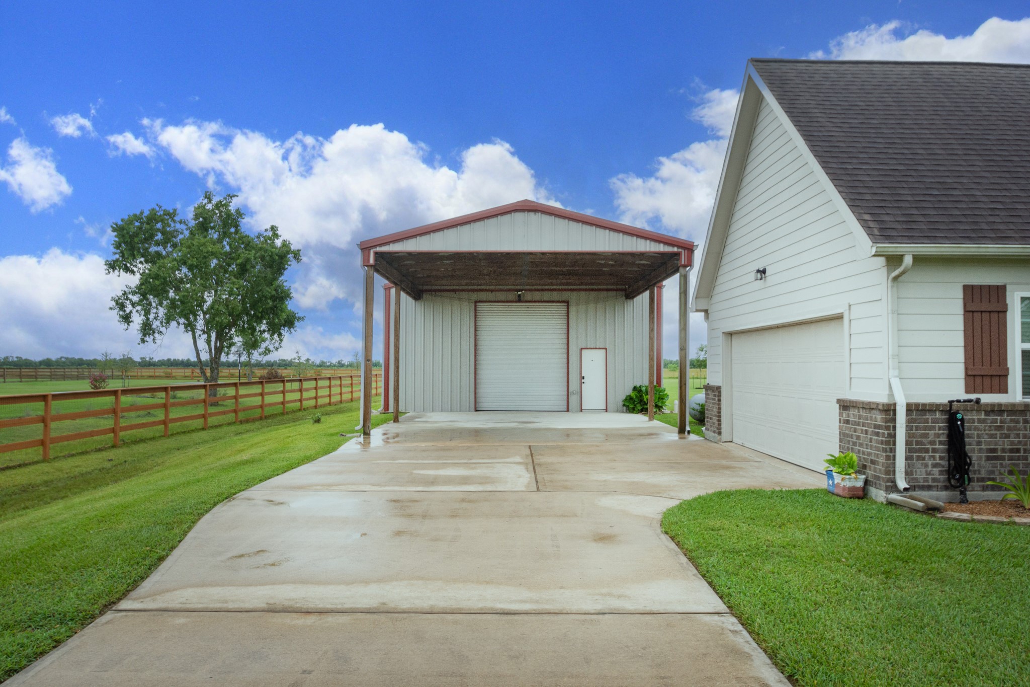 7818 Pebble Hill Lane Rosharon, TX 77583 - Photo 10 of 47 a front view of a house with garden