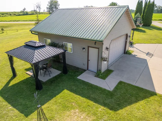 $750,000 | N7012 County Hwy J, Monticello, WI 53570