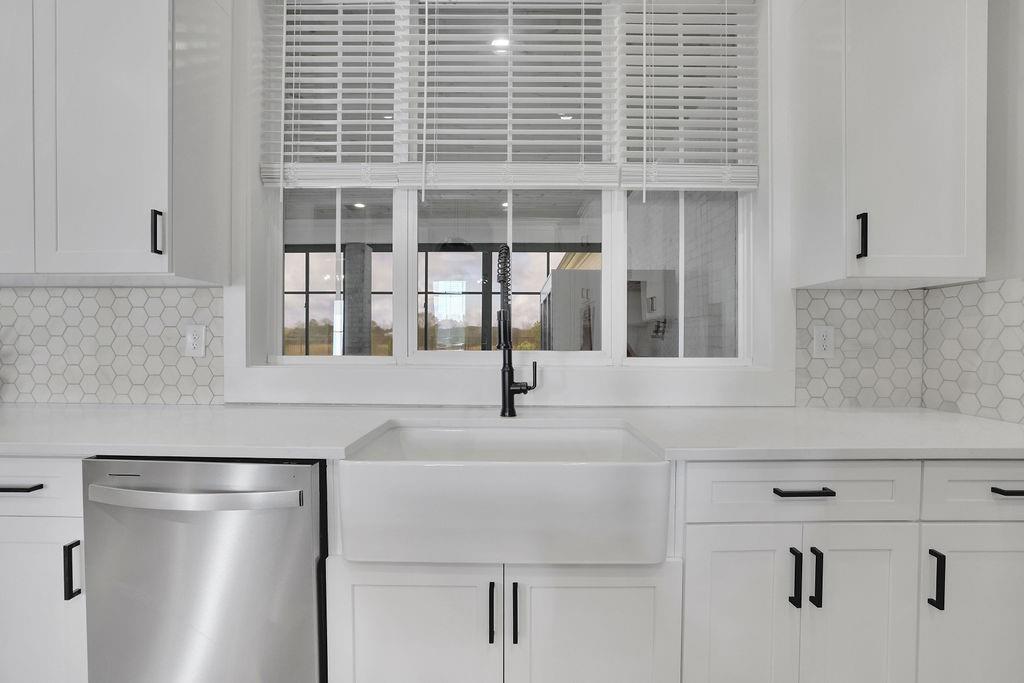 29 Ravenfield Road Taylorsville, GA 30178 - Photo 23 of 80 a kitchen with a refrigerator and countertop