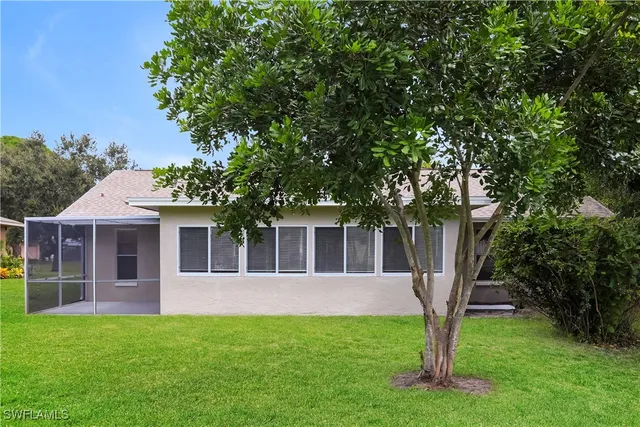 a view of a house with a yard