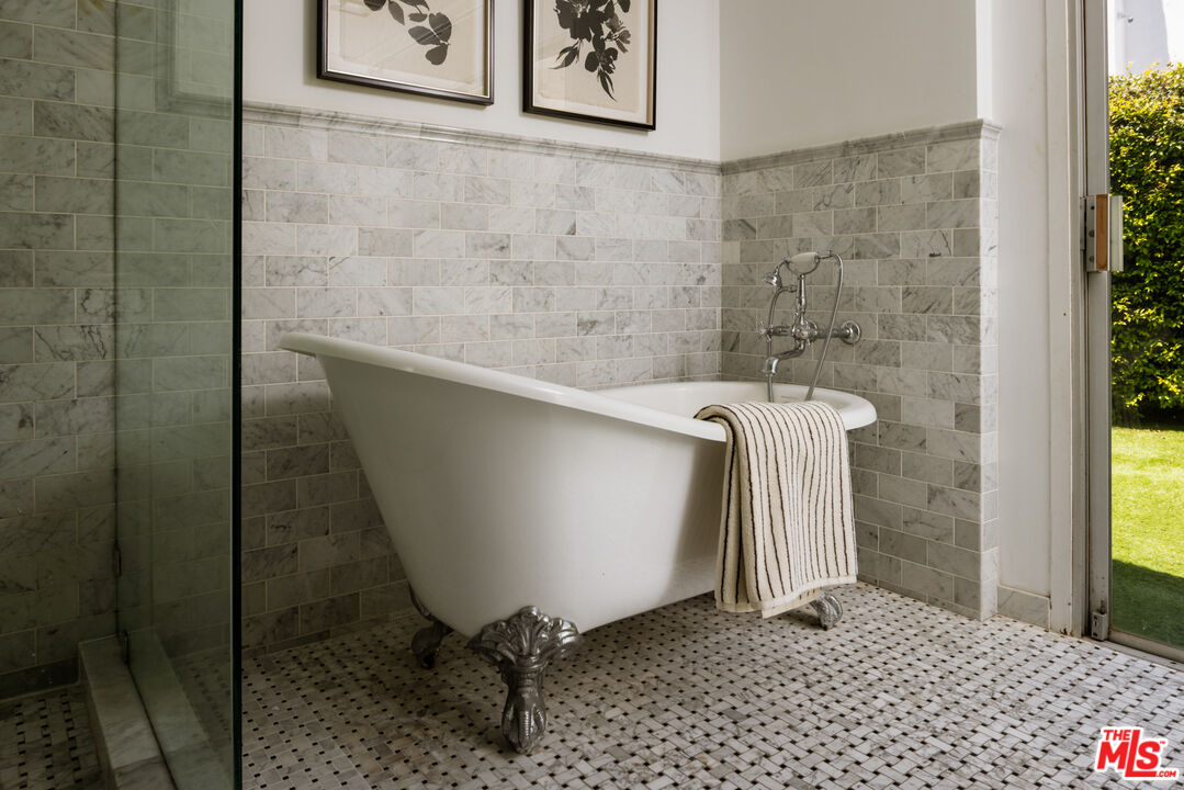 936 Chantilly Road Los Angeles, CA 90077 - Photo 17 of 33 Gallery Image 17