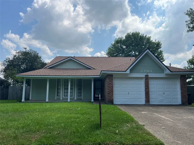 $2,000 | 2703 Hot Springs Drive, Pearland, TX 77584