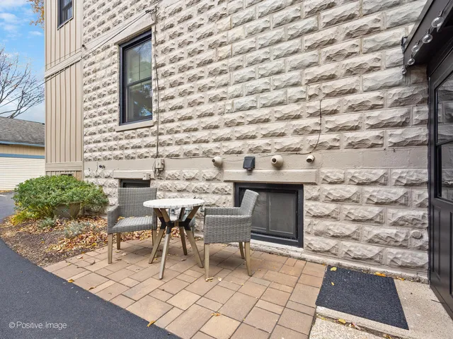 $1,800 | 34 North Waiola Avenue, Unit 1, La Grange, IL 60525