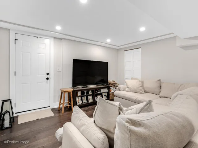 $1,800 | 34 North Waiola Avenue, Unit 1, La Grange, IL 60525