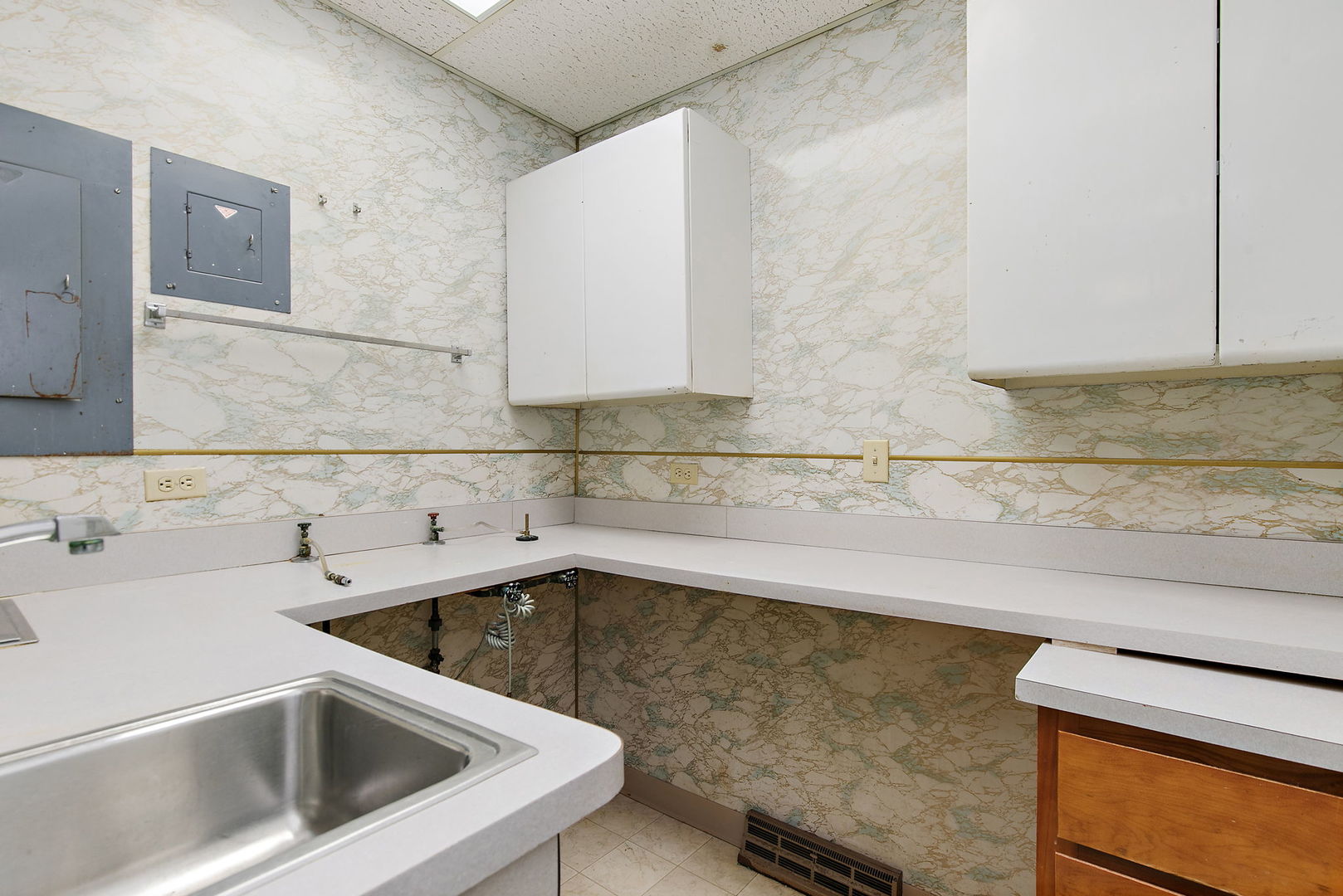 217 South 3rd Street DeKalb, IL 60115 - Photo 10 of 20 a bathroom with a sink and bathtub
