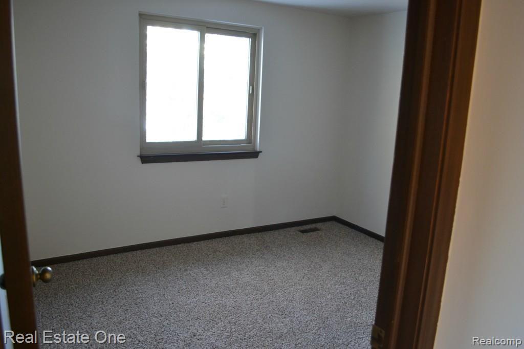 898 Dickson Lane Rochester, MI 48307 - Photo 8 of 13 Bedroom 4 with New Carpet & Paint