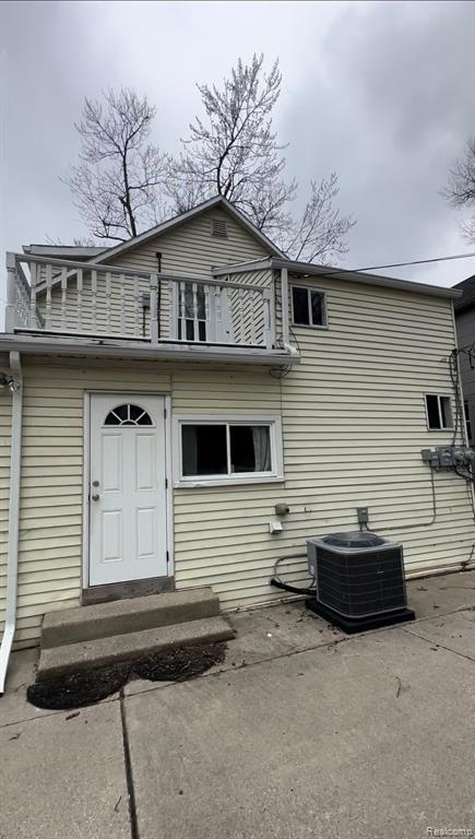 124 Muir Road, Unit UPPR Grosse Pointe, MI 48236 - Photo 2 of 10