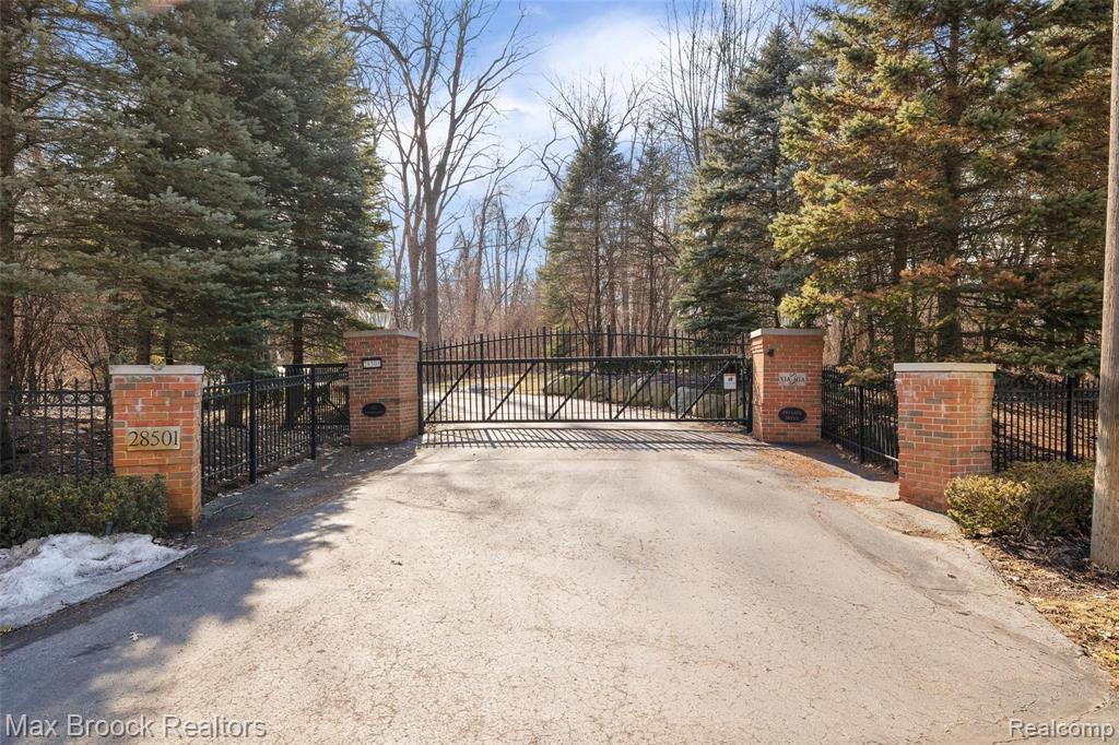 28501 West 14 Mile Road Farmington Hills, MI 48334 - Photo 3 of 67