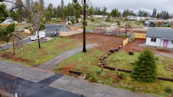a view of a backyard