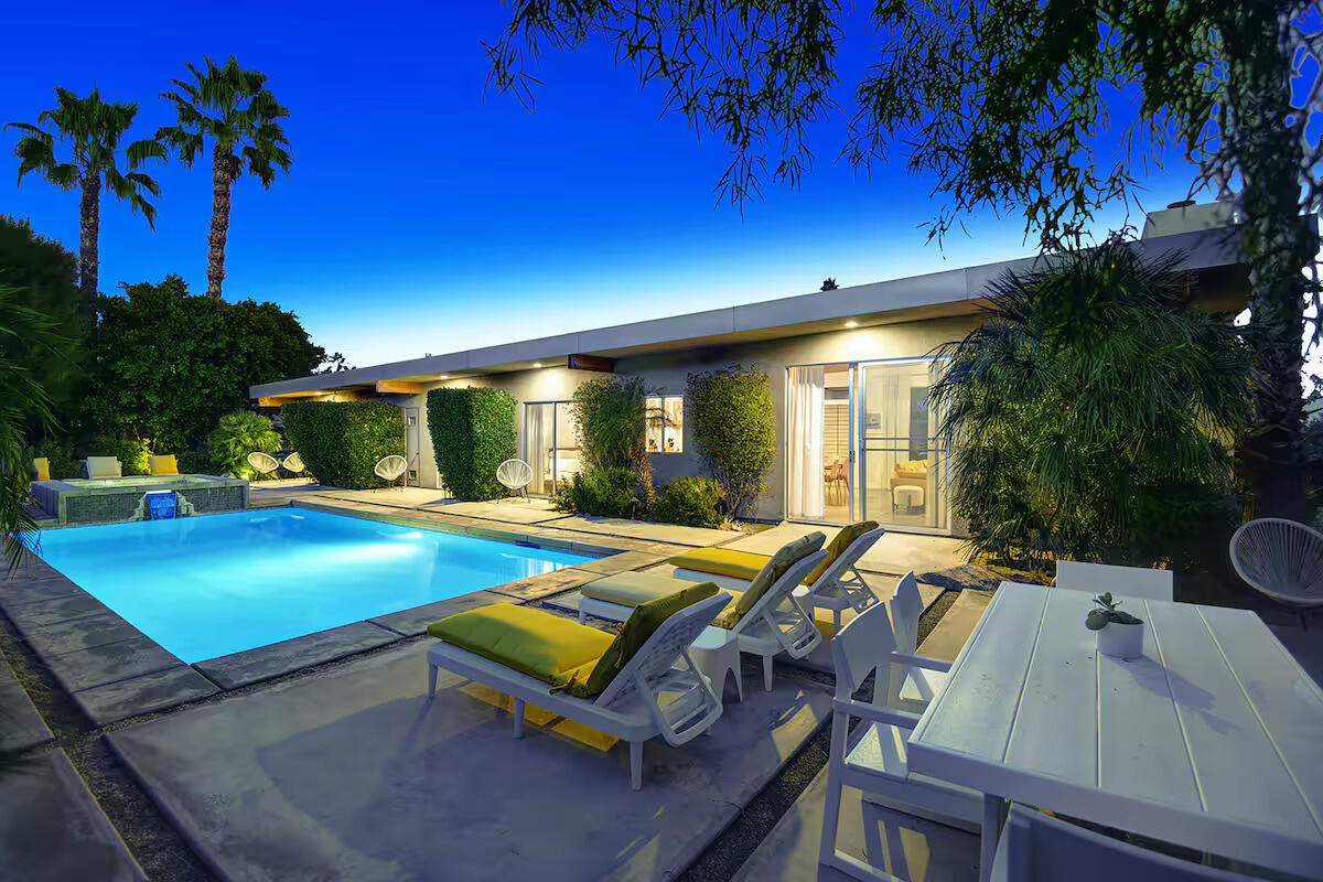 623 Desert Way Palm Springs, CA 92264 - Photo 28 of 39 a view of a house with swimming pool and sitting area
