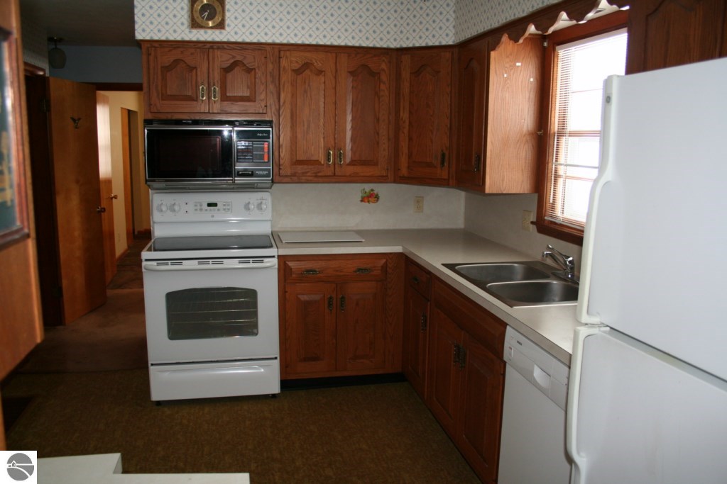 605 Sheridan Road Traverse City, MI 49686 - Photo 6 of 22 1779871-5.JPG