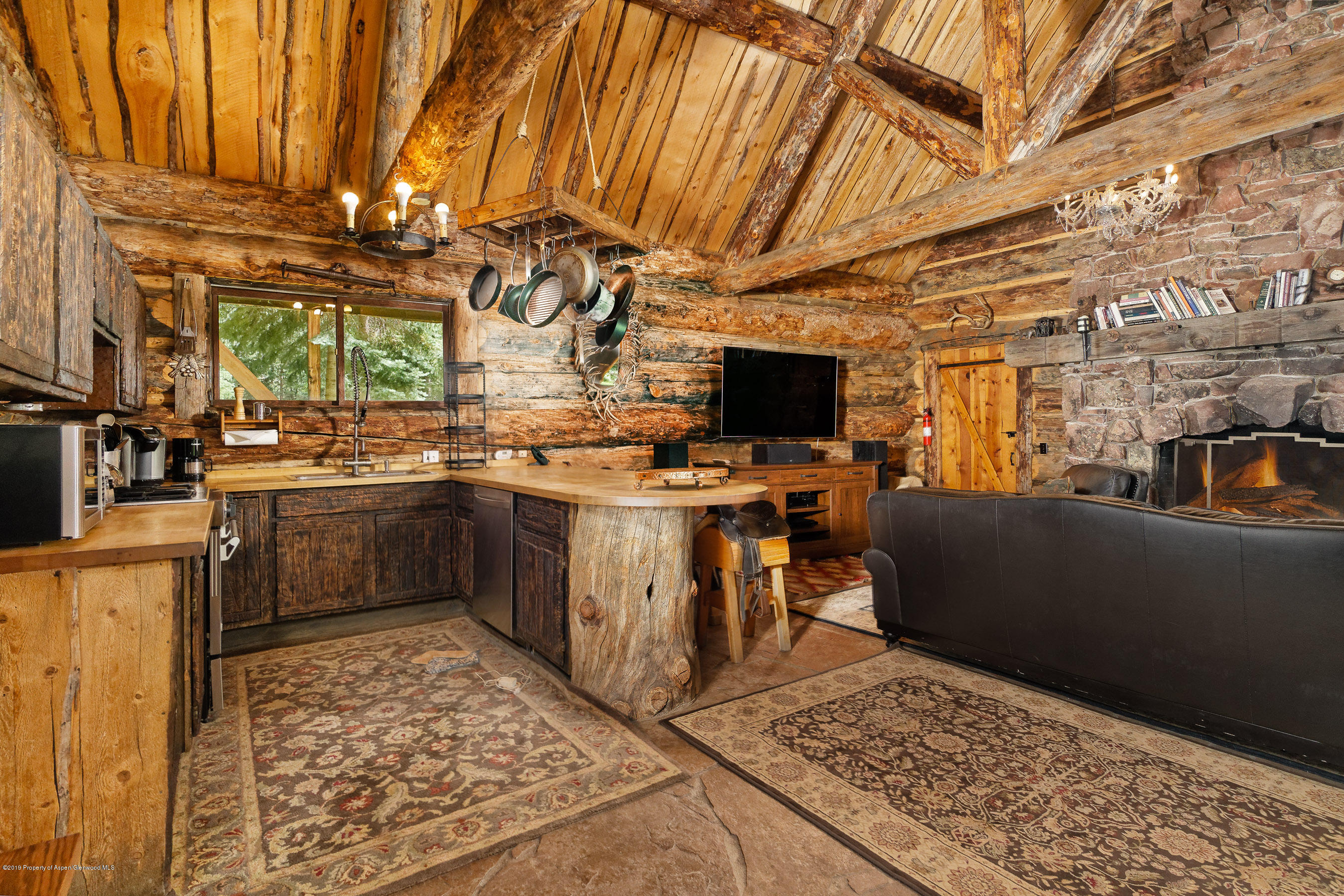 245-289 Conundrum Creek Road Aspen, CO 81611 - Photo 2 of 28 a kitchen with lots of counter top space